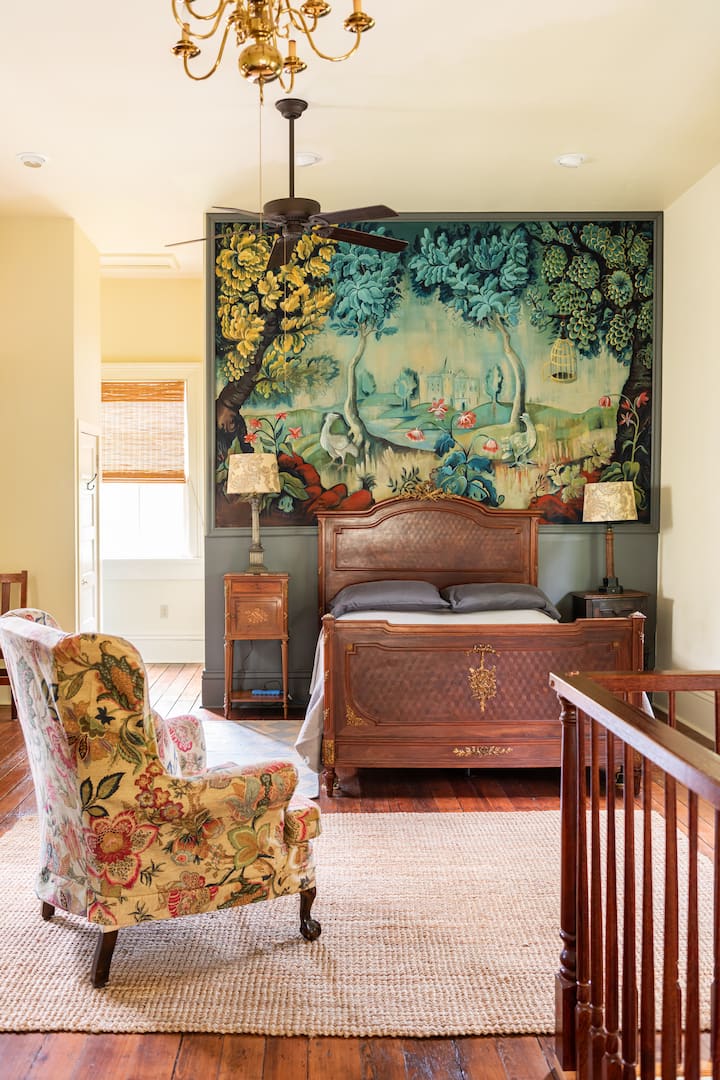 Antiques & Art In Charming Apartment
Magazine St - New Orleans, LA