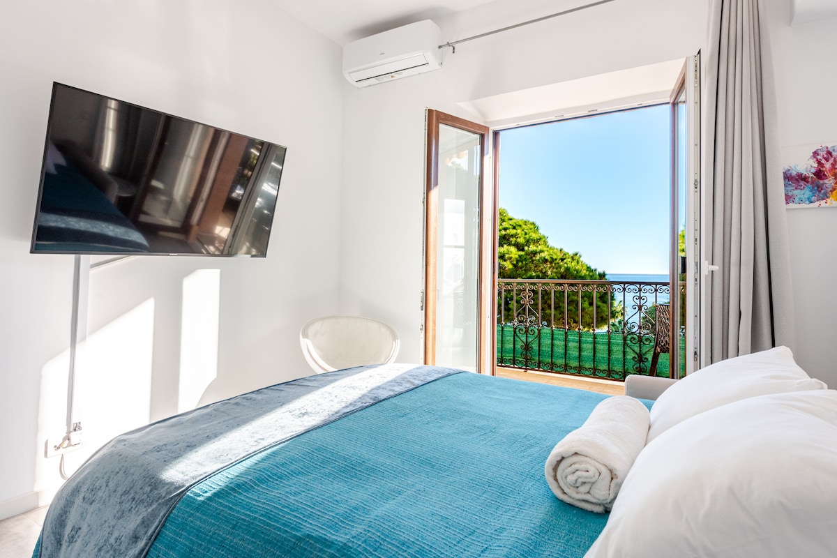 Second bedroom seaview and 55 inch TV.