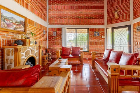 Country house with a pool very close to the city