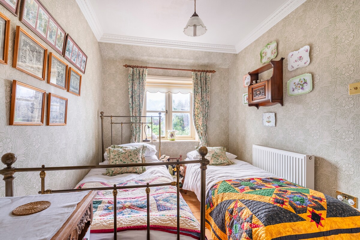 Еднокреветна соба Albion Cottage на која се гледа втор кревет на извлекување