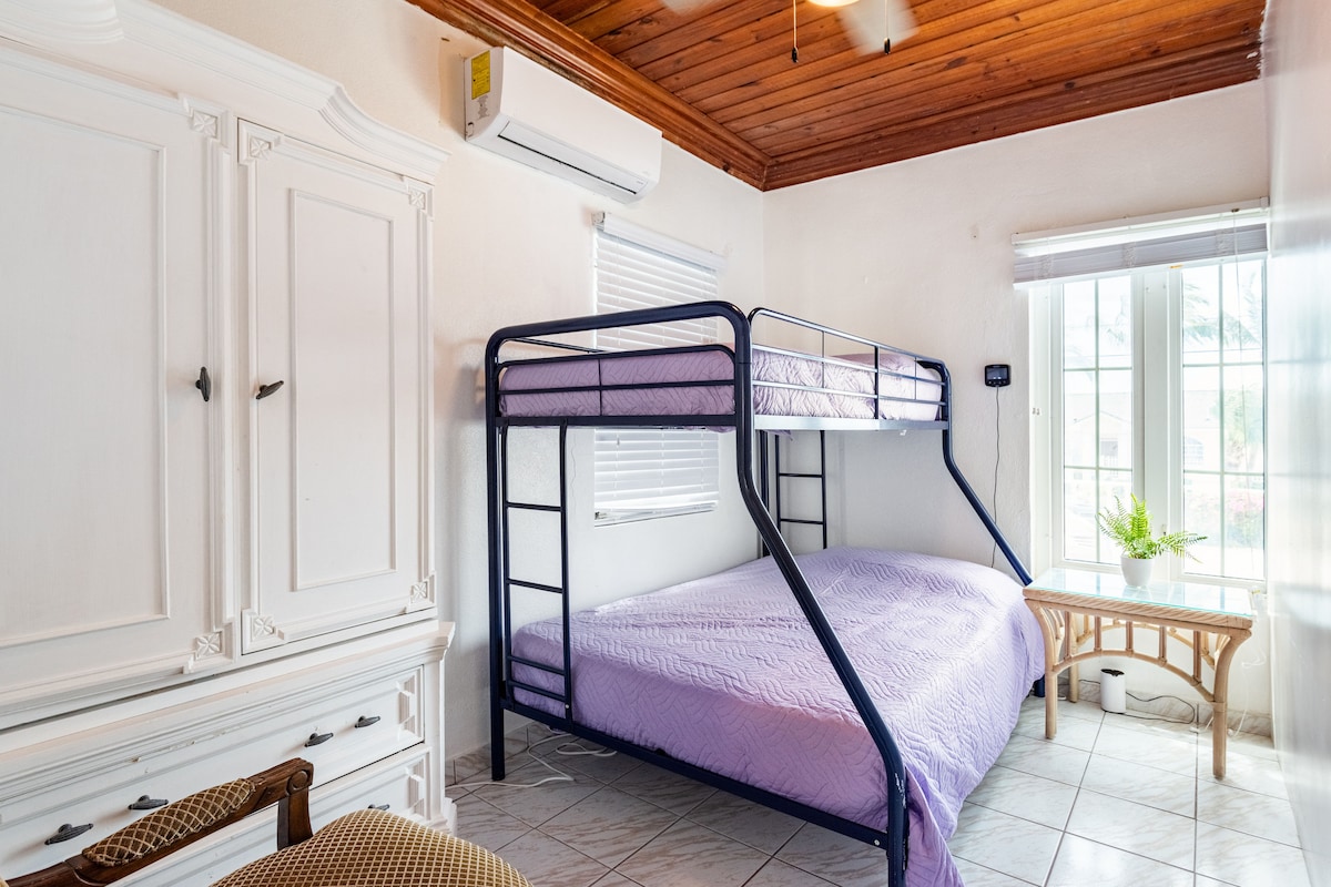 Krevet na kat pune veličine na dnu i bračnim krevetom na vrhu