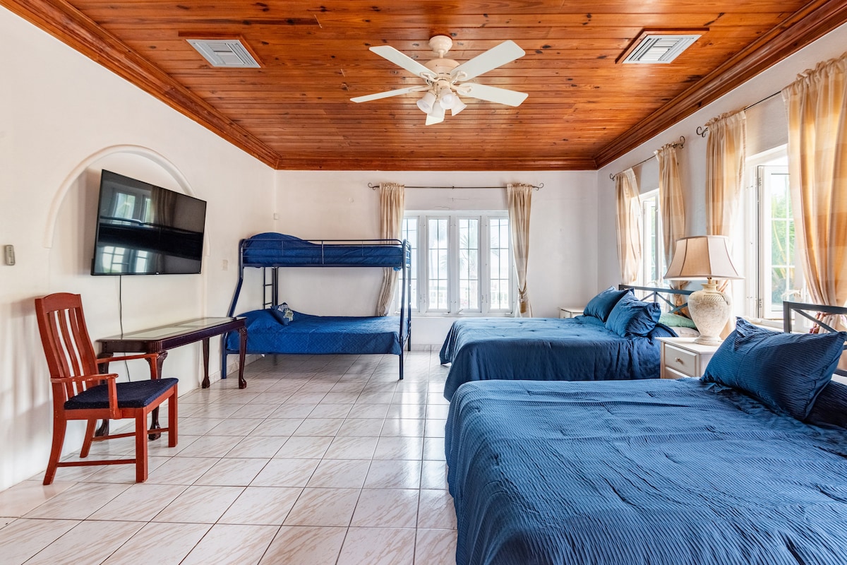 Dva bračna kreveta i krevet na kat sa susjednom kupaonicom na prvom katu.