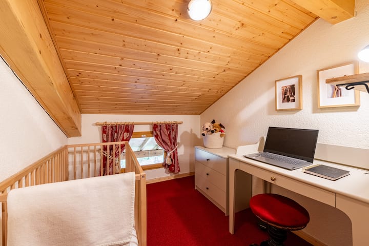 Táto izba môže slúžiť ako kancelária a ako detská izba. Potom môžete použiť písací stôl ako prebaľovací pult pre bábätko. K dispozícii je meniaca sa podložka.