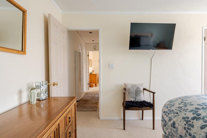 Dormitorio grande con televisión. Netflix y Prime incluidos.