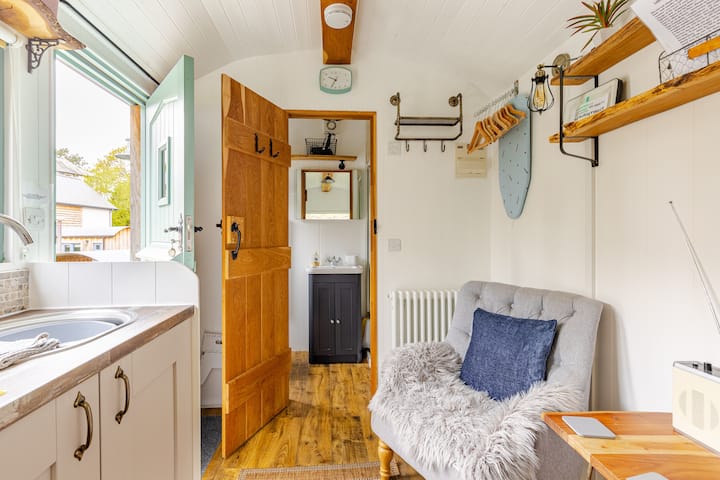 Lexi’s Shepherd Hut. With Log Fire Hot Tub. - Barmouth