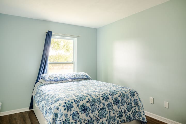 سرير حجم وسط مع أدراج