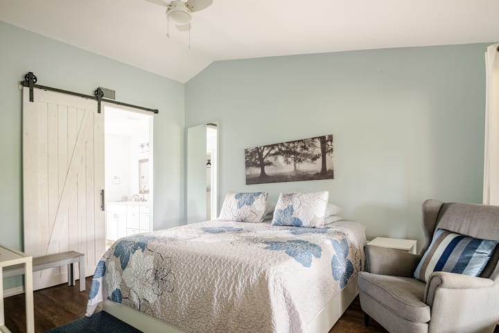 غرفة نوم رئيسية، مع حمام رئيسي متصل
سرير كبير مع أدراج