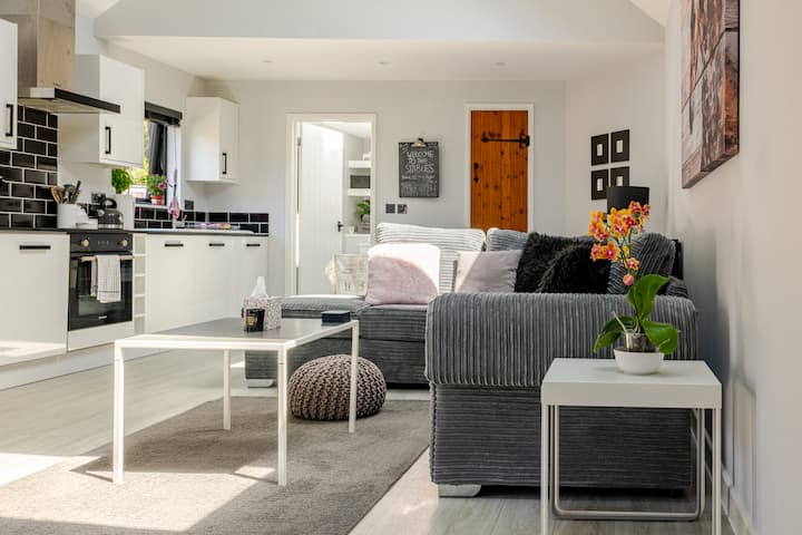 2 Bedroom Spacious Stunning Converted Stables. - West Sussex