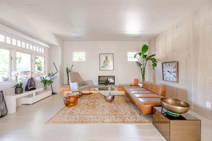 Executive Modern Getaway – Minutes to Downtown!