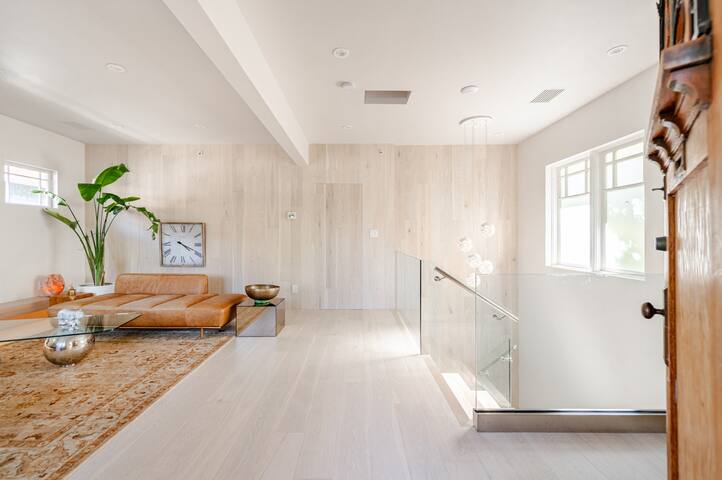 Executive Modern Getaway – Minutes to Downtown! gallery image 2