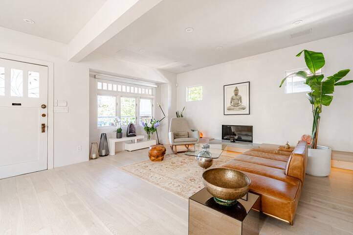 Executive Modern Getaway – Minutes to Downtown! gallery image 4