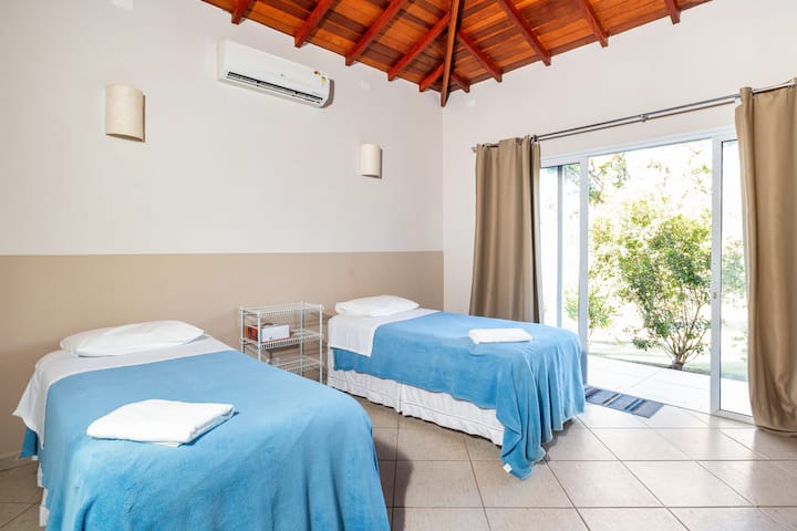 S 1 manželskou posteľou, 2 samostatnými posteľami a 2 prístelkami, pohovkou, príborníkom, LED TV, minibarom, klimatizáciou, kúpeľňou rozdelenou do 3 častí: WC, umývadlo a sprcha, čo umožňuje 3 osobám používať ju súčasne! Plocha 45 m2.