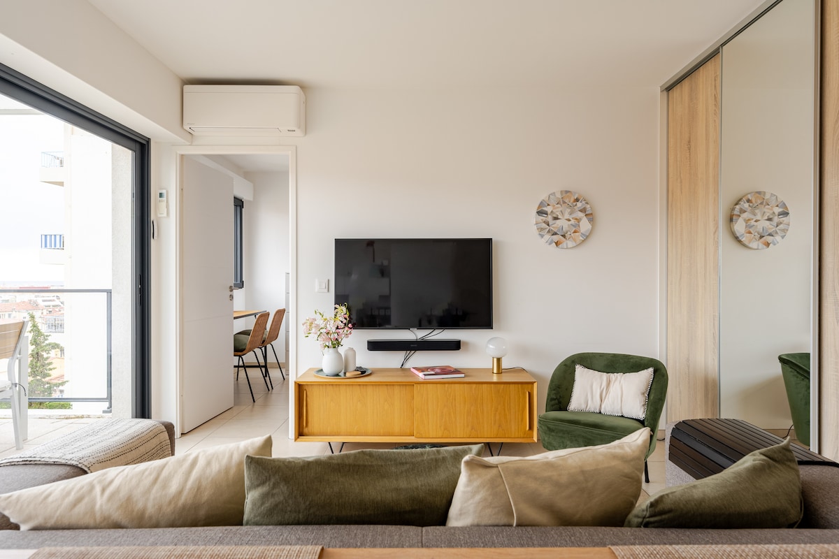 Top Airbnb: Large balcony with view in a bustling area (airco) in Nice