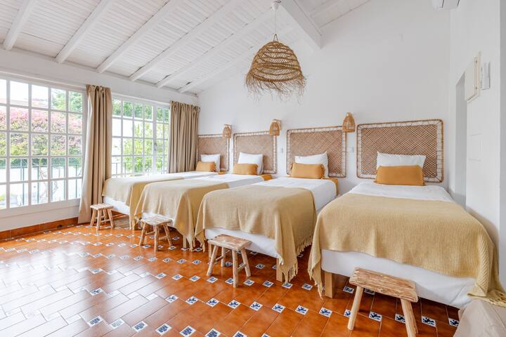 Lx Villa 10m to downtown, 14 ppl, heatable pool gallery image 5