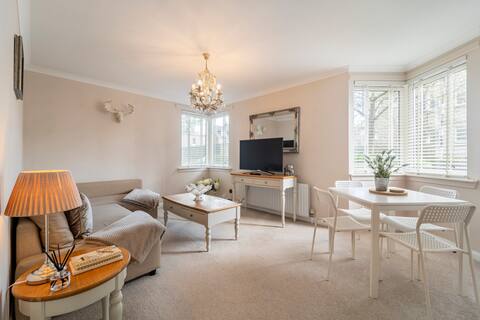 Popular Airbnb listing: Immaculate City Centre Apartment with Free Parking in Aberdeen