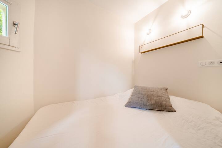 ห้องนอนเล็กๆ ในเคบิน มีเตียงขนาด 140 ซม. ที่แนบกับผนัง