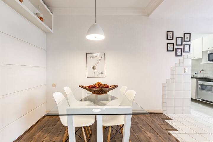 Bright apt. + excellent location in Leblon gallery image 2