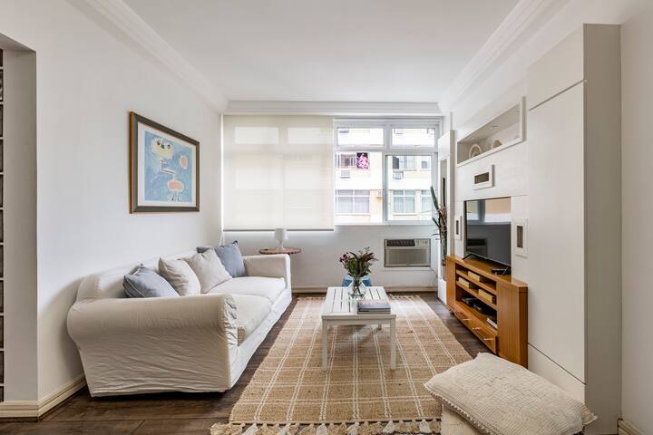 Bright apt. + excellent location in Leblon