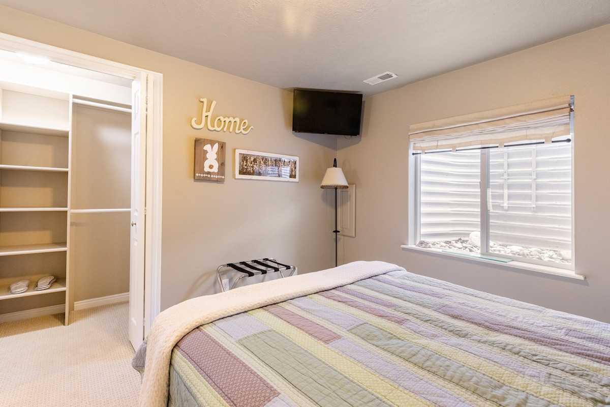 1号卧室配有大衣柜和有线电视