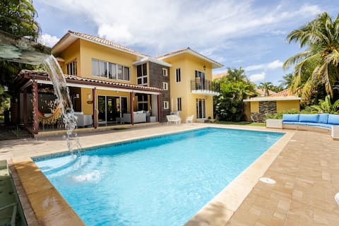 Exclusive 4-Bedroom Villa w/stunning social areas