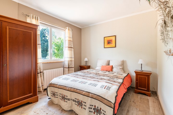 غرفة نوم في الطابق العلوي مع إمكانية وصول مباشرة إلى الشرفة. 160 سرير (ملاءات ومناشف متوفرة)