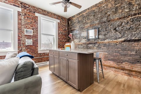 Downtown Charm:A Unique Airbnb Experience Historic