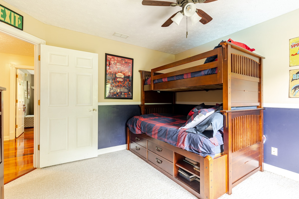 Peaceful country home & pool near DePauw
