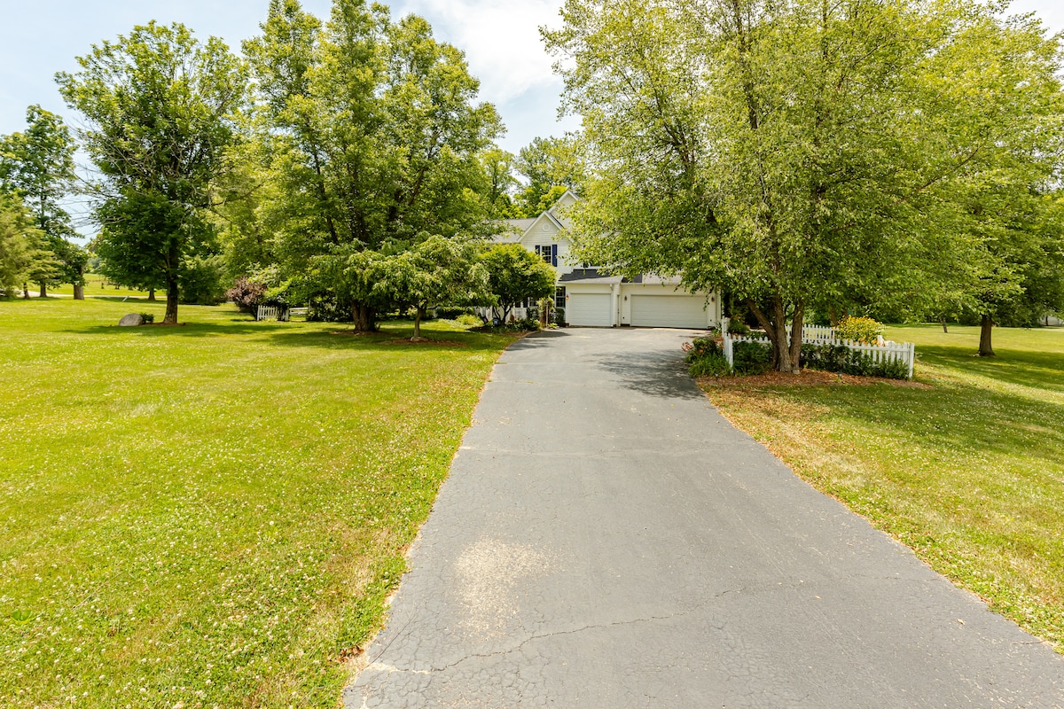 Peaceful country home & pool near DePauw