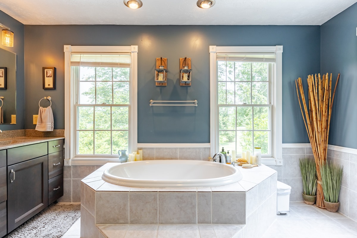 Peaceful country home & pool near DePauw