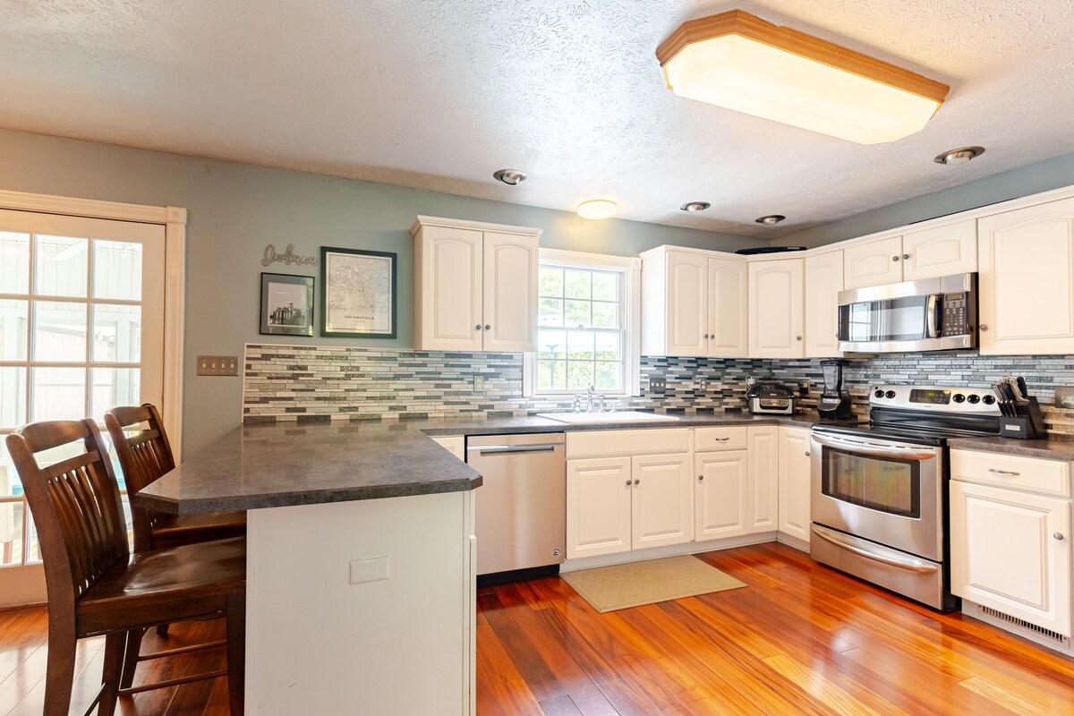 Peaceful country home & pool near DePauw