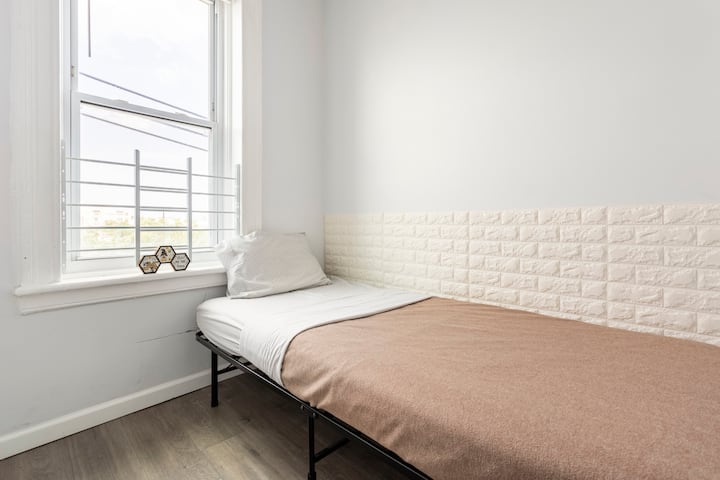 Dormitorio pequeño contiguo al dormitorio principal. Dobles como oficina de trabajo para estancias largas. El favorito de los padres. Los ladrillos en realidad son de espuma, es seguro para dormir.