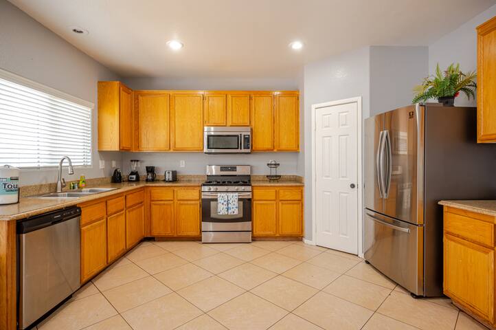 SUPER Big * 6 bedroom * Next to Park * 9+ beds gallery image 4