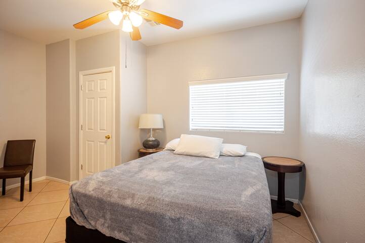 SUPER Big * 6 bedroom * Next to Park * 9+ beds gallery image 5