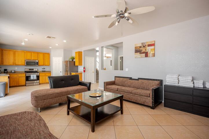 SUPER Big * 6 bedroom * Next to Park * 9+ beds gallery image 2