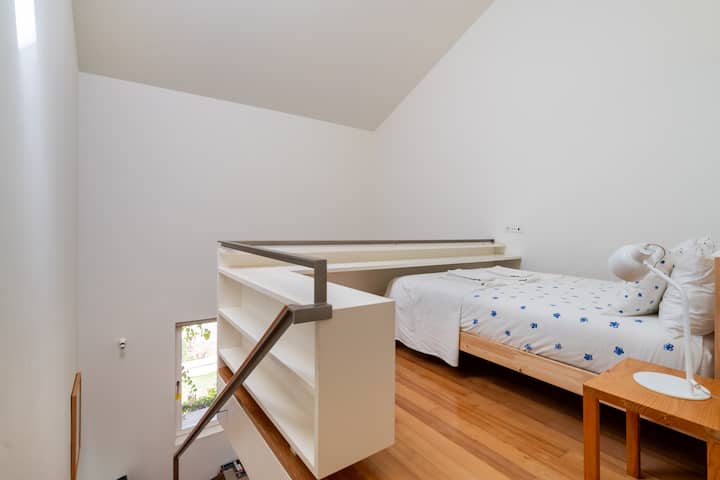 La misma habitación en el entresuelo con la cama doble