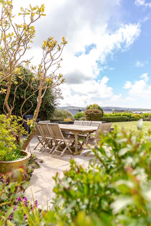 Grand Family Home, 6 bedrooms, acre field in Hayle