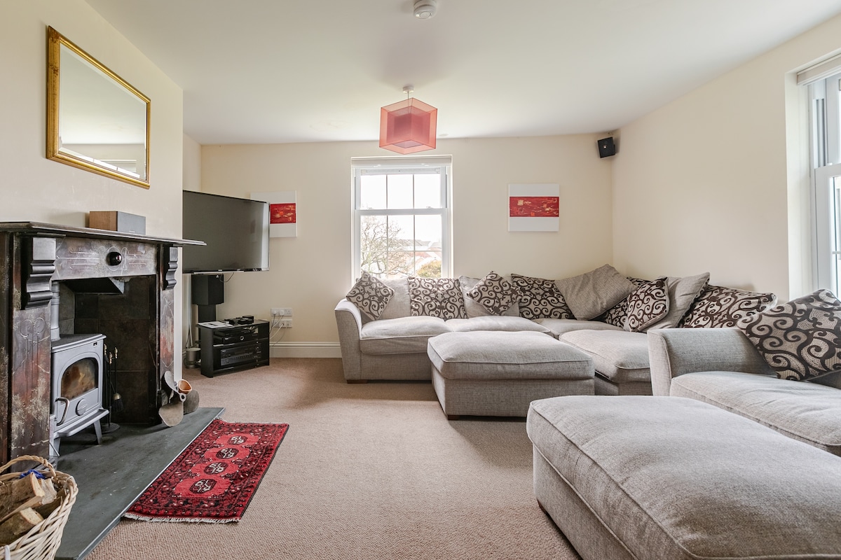 Successful Airbnb property: Grand Family Home, 6+ bedrooms, big field Hayle in Hayle