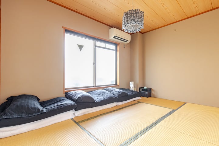 シングルのお布団が3枚ございます。きれいな寝具でお待ちしております。ベッドルームはここを含めて2室です。