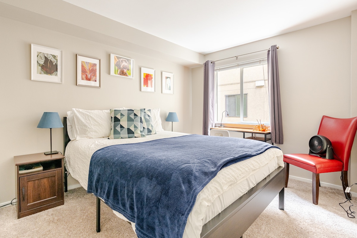 Lit queen size avec rideaux occultants