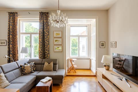 Popular Airbnb listing: Apt.MariaTheresia_2bedroom_2bath_2WC_perfect_96m2 in Hietzing