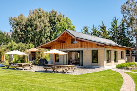 Private Boutique Lodge in Wanaka, Views & HotTub