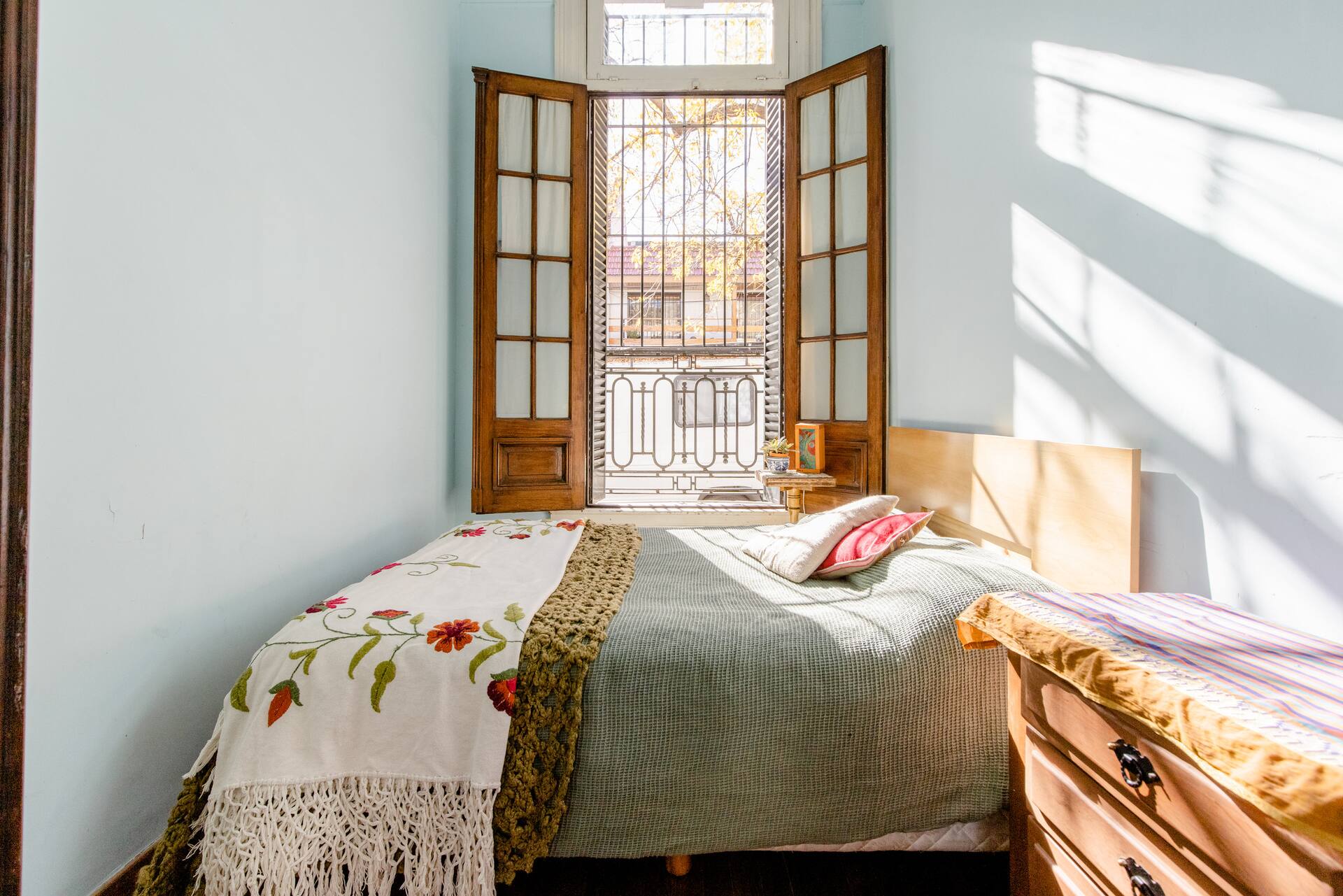 Beautiful old house high ceilings & courtyard.2