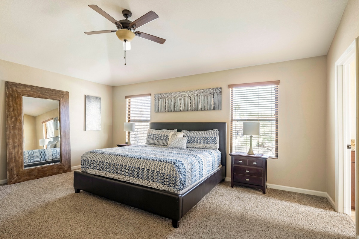 Dormitorio principal en la planta superior con cama tamaño king