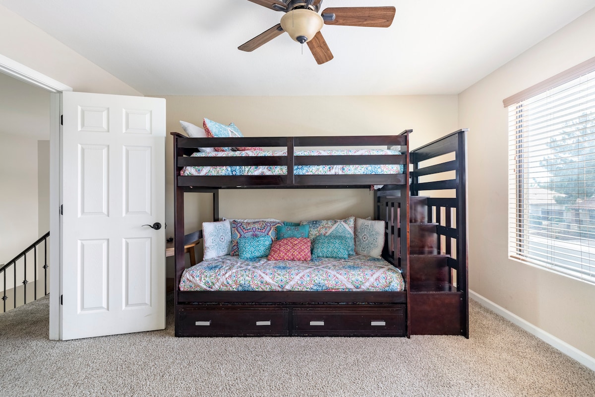 Litera con cama nido de la tercera cama debajo de las literas