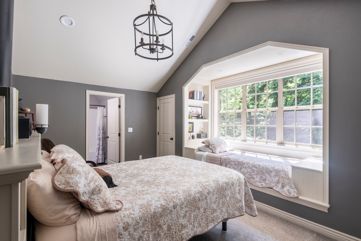 Соба 2 има брачен кревет и вграден брачен кревет, таван на катедралата и приватна бања со поглед на езерцето и потокот. 