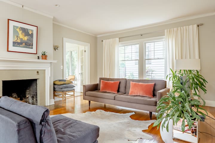 Laurelhurst Park Retreat, light-filled and fun. gallery image 4