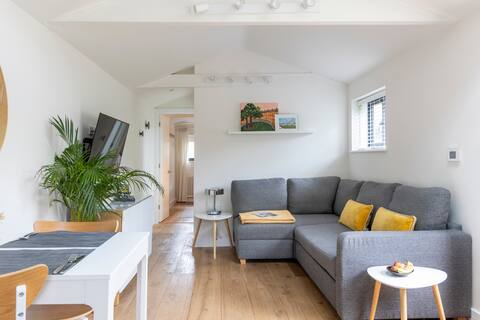 Self contained 1 bed house v near centre,  parking