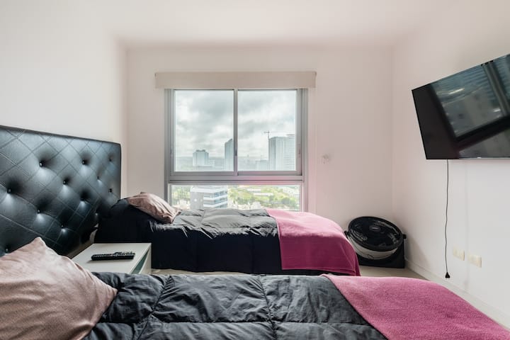 camera 3 divida las beds. มีห้องน้ำในตัวและห้องน้ำด้านหน้า