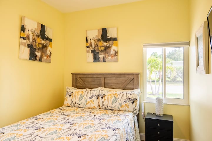 Kitanda na televisheni ya ukubwa wa malkia