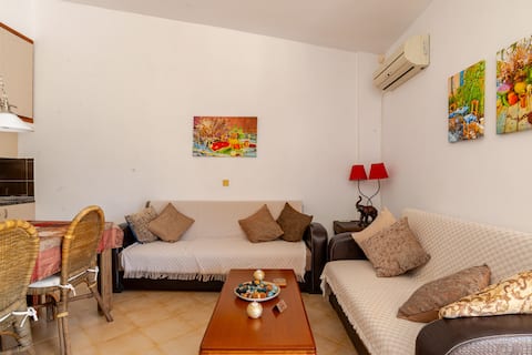 Popular Airbnb listing: Sunny apartment near the beach, Sounio in Δήμος Λαυρεωτικής